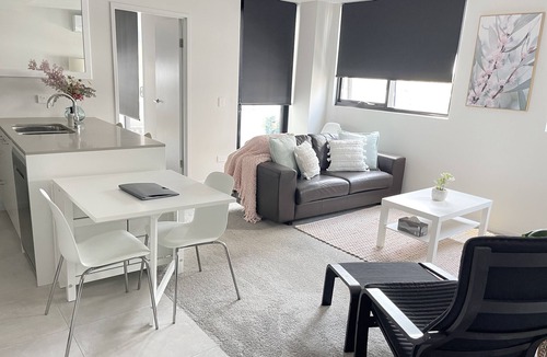 Greenway Apartment | Blackdiamond 504 - Beautiful modern 2bd/2bth apartment + pool, spa, sauna access