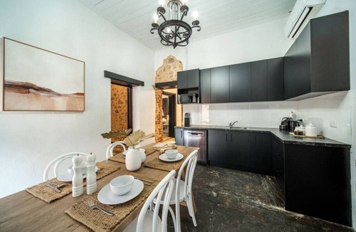 Aldinga Cottage | Blacksmith Cottage—Stay in Blacksmith`s Lively Hub