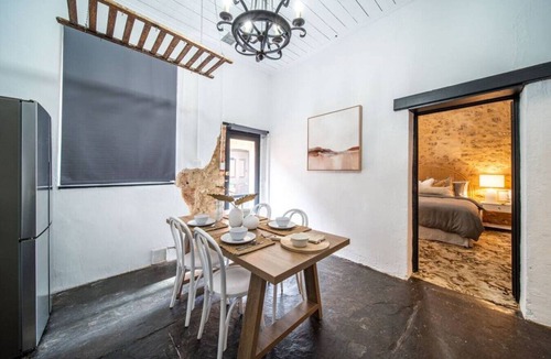 Aldinga Cottage | Blacksmith Cottage—Stay in Blacksmith`s Lively Hub