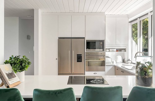 Beacon Hill House | Blissful Bushland Spa Retreat