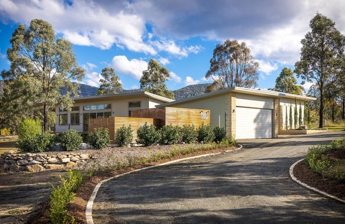 Pokolbin House | Blue Cliff Retreat - Modern Country Home