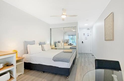 Nelly Bay Apartment | Blue on Blue Deluxe King or Twin room, steps from ferry, amazing pool, wifi