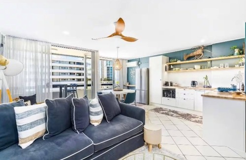 Broadbeach Apartment | Blue Palms By The Beach - Pool, spa, king bed
