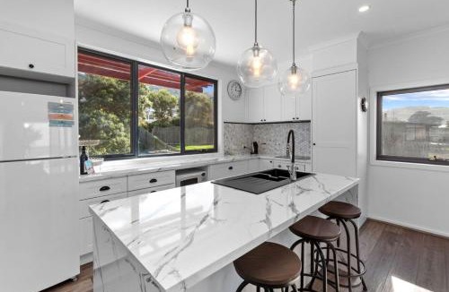 Apollo Bay House | Blue Sea - Beachfront Escape