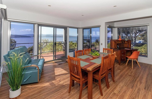 Mallacoota House | Blue Waters Lakeside escape.