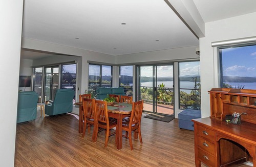 Mallacoota House | Blue Waters Lakeside escape.