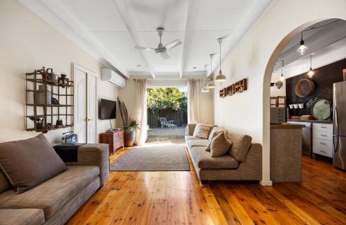 Adelaide Central Business District Apartment | Bluestone Cottage - Vintage Courtyard Charm in CBD