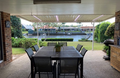 Bongaree House | BOATHOUND BONGAREE On The Canal and Pet Friendly