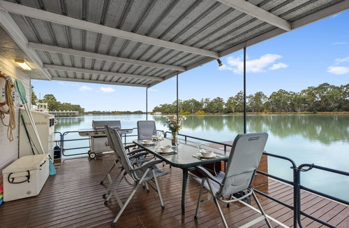 Renmark House | Boats and Bedzzz - "The Murray Dream" moored houseboat accommodation