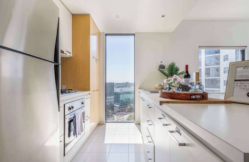 Docklands Apartment | Bohemian marina-view NewQuay promenade apartment