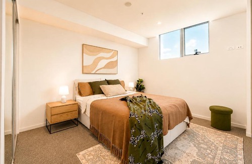 Kangaroo Point Apartment | Boho Retreat Apartment - Walk to Gabba Stadium - Free Parking