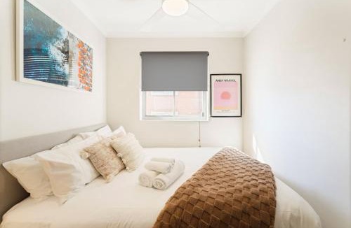 North Bondi Apartment | Bondi 2BR Pool Free Parking 10 Min to Beach