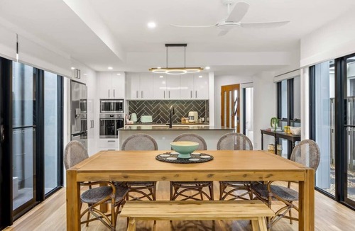 Marcoola House | 'Bonnyview' Elegant 4-Bed Home By the Beach