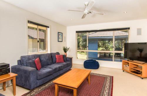 Boomerang Beach House | Boomerang Hideaway - at Tranquil acreage