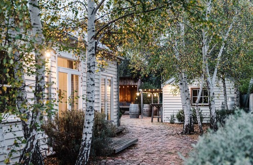 Birregurra House | Bootmakers Cottage : Rear Stables, Bar, Fire Pit & Outdoor Bath