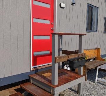 Lower Beechmont Apartment | Bottletree Gardens Mini Mansion Red