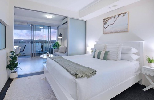 South Brisbane Apartment | Boundless Horizons - Stylish Comfort & City Views