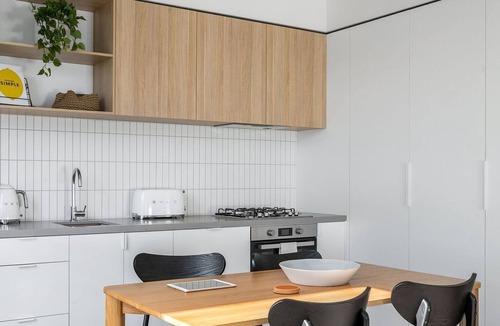 Glen Iris Apartment | Boutique Stays - Axel Apartments 202 The Radnor