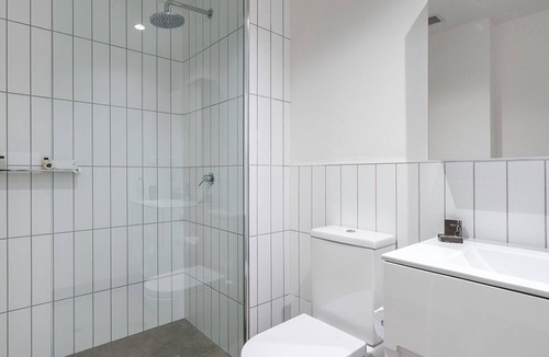 Glen Iris Apartment | Boutique Stays - Axel Apartments 202 The Radnor