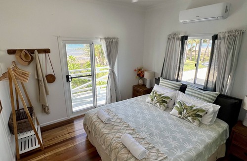 Bowen House | Bowen Beach House Absolute beachfront family holiday home