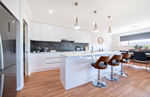Dubbo House | Bradford House - Sleek & Modern, Serene Escape