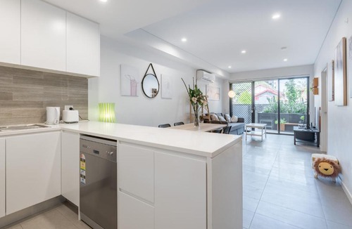 Homebush Apartment | BRAND NEW! 1BR + Study Apt in Homebush Sleeps 5