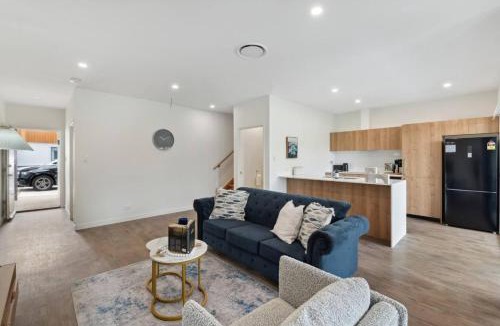 Capalaba House | Brand New Modern 4BR House with Parking Yard Mall and Park