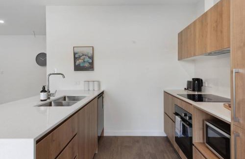 Capalaba House | Brand New Modern 4BR House with Parking Yard Mall and Park