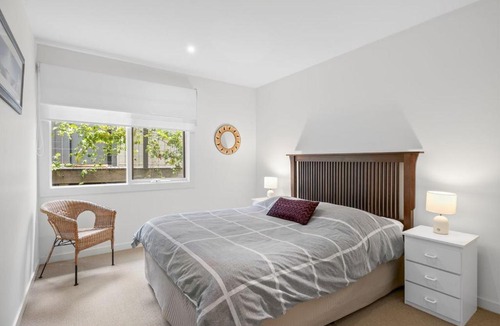 Lorne House | Breakers 12 - BYO Linen