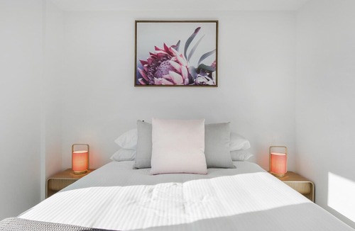Flemington Apartment | Breathtaking Unit With City And Racecourse Views
