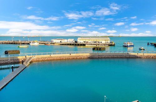 Darwin City Centre Apartment | Breathtaking Waterfront Lagoon Views & Restaurants