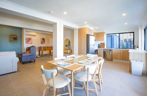 Isle Of Capri House | "Breeze on Sunset" 7 Bedroom Waterfront Haven in Surfers Paradise