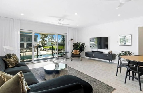 Runaway Bay Apartment | Bridge free waterfront Escape