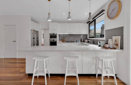 Barwon Heads House | Bridge Road Beach House, Barwon Heads, Sleeps 12. Disability accessible