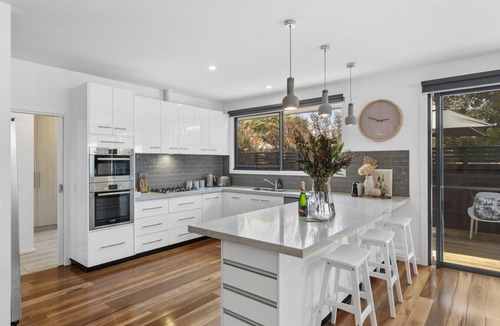 Barwon Heads House | Bridge Road Beach House, Barwon Heads, Sleeps 12. Disability accessible