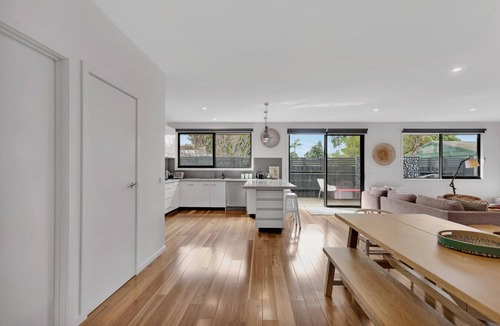 Barwon Heads House | Bridge Road Beach House, Barwon Heads, Sleeps 12. Disability accessible