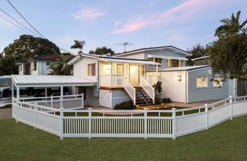 Margate House | Bridgeport Pool Escape, Pets welcome - Sleeps 7