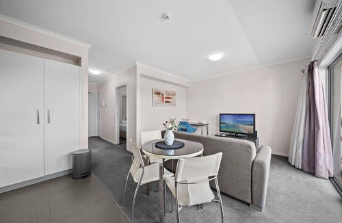 Greenway Apartment | Bright 1-Bed Apartment in Greenway