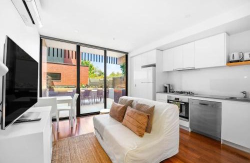 Northcote Apartment | Bright 1BR Apt With Private Backyard
