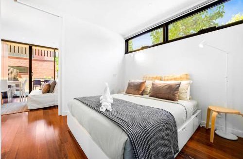Northcote Apartment | Bright 1BR Apt With Private Backyard