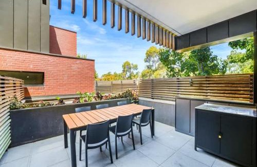 Northcote Apartment | Bright 1BR Apt With Private Backyard