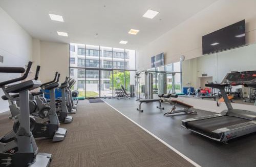 Lyneham Apartment | Bright 2-Bed Flat Near City Amenities