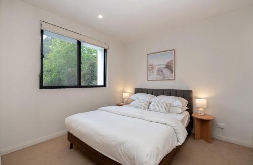 Lyneham Apartment | Bright 2-Bed Flat Near City Amenities