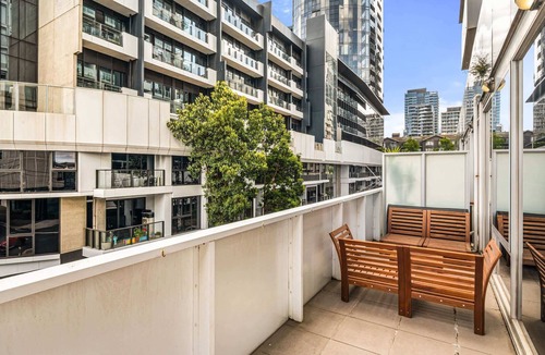 South Yarra Apartment | Bright 2-Bed Home with Secure Parking