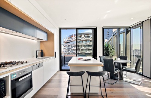 Docklands Apartment | Bright 2-Bed Retreat with Pool, Gym & Sauna Access