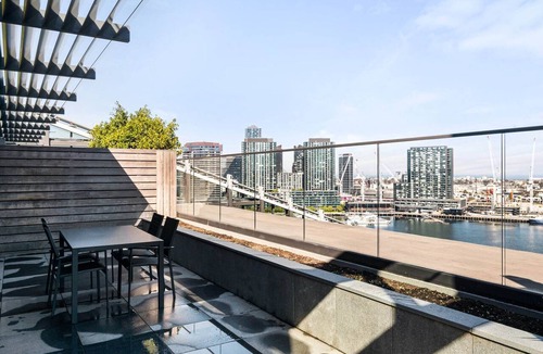 Docklands Apartment | Bright 2-Bed Retreat with Pool, Gym & Sauna Access