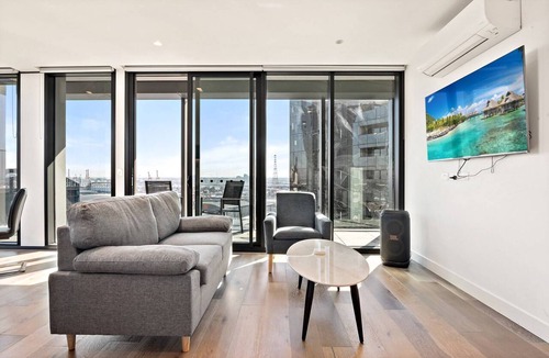Docklands Apartment | Bright 2-Bed Retreat with Pool, Gym & Sauna Access