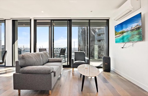 Docklands Apartment | Bright 2-Bed Retreat with Pool, Gym & Sauna Access