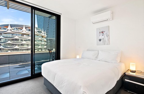 Docklands Apartment | Bright 2-Bed Retreat with Pool, Gym & Sauna Access