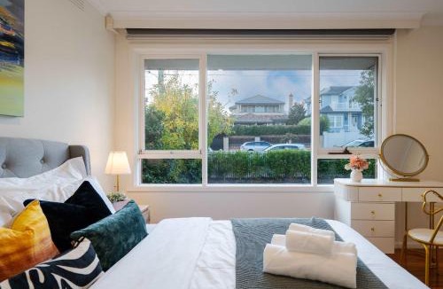 Hampton Apartment | Bright 2B Coastal Getaway Steps From Beach